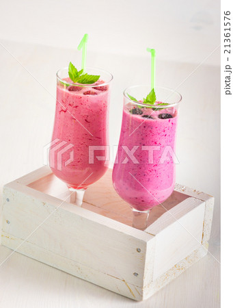 Raspberry and blackberry dairy smoothies Raspberry and blackberry dairy smoothies 21361576
