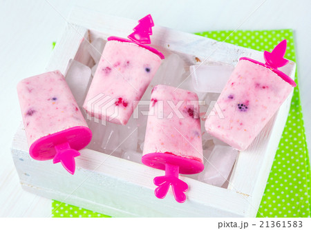 Homemade ice cream, frozen yogurt Homemade ice cream, frozen yogurt 21361583