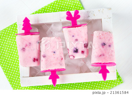 Homemade ice cream, frozen yogurt  21361584