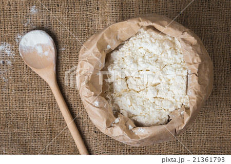 Whole flour and wooden spoon, top view 21361793