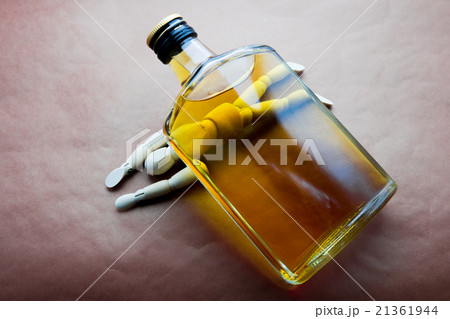 酒に押しつぶされた人 21361944