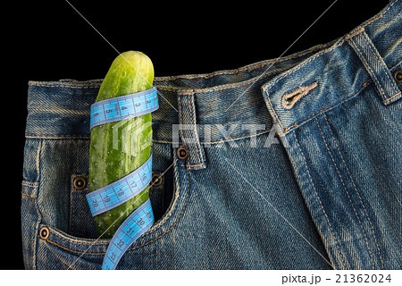Big cucumber like penis in men's jeans 21362024