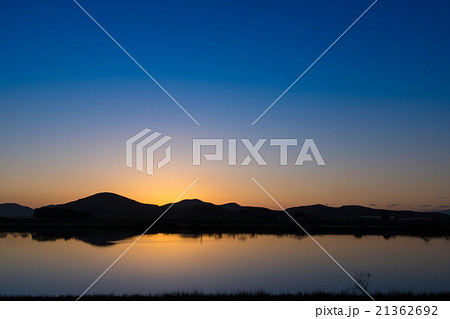 夜明けの静かに流れる川の風景 夜明けの静かに流れる川の風景 21362692