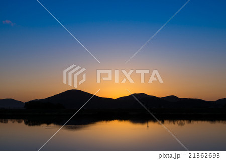 夜明けの静かに流れる川の風景 21362693