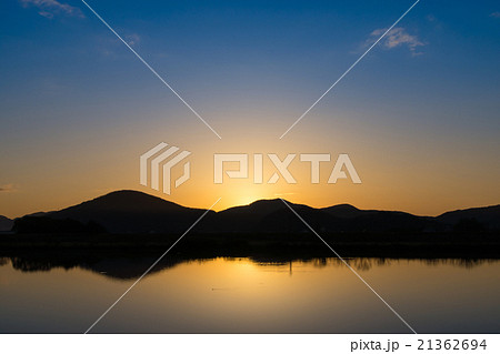 日の出直前の静かに流れる川の風景 21362694