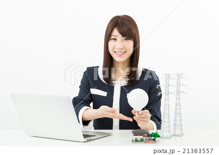 説明する女性 説明する女性 21363557