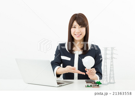 説明する女性 説明する女性 21363558
