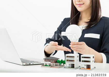 説明する女性 説明する女性 21363559