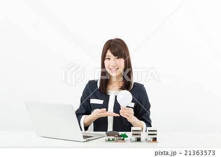 説明する女性 21363573