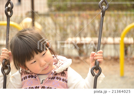 ブランコで遊ぶ幼児 ブランコで遊ぶ幼児 21364025