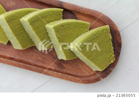 カットした抹茶バームクーヘン 焼き菓子 カットした抹茶バームクーヘン 焼き菓子 21365055
