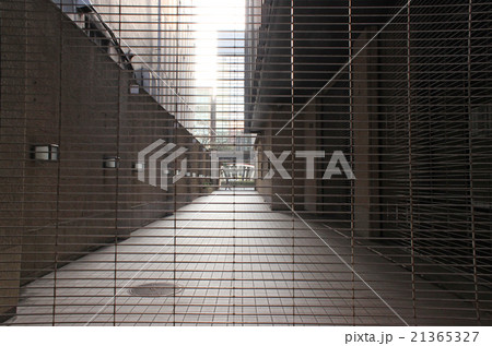 休日のオフィスビル 21365327