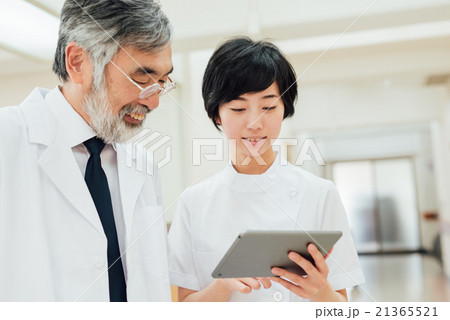タブレットで相談する医師と看護師 21365521