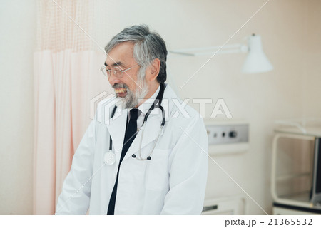 病室で診察する医師 21365532