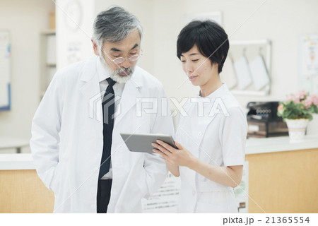 タブレットで相談する医師と看護師 21365554