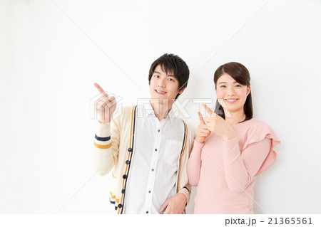 指差しをするカップル 21365561
