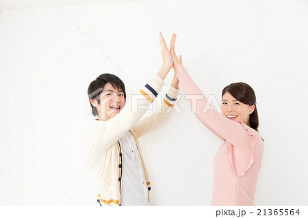 ハイタッチするカップル　 21365564