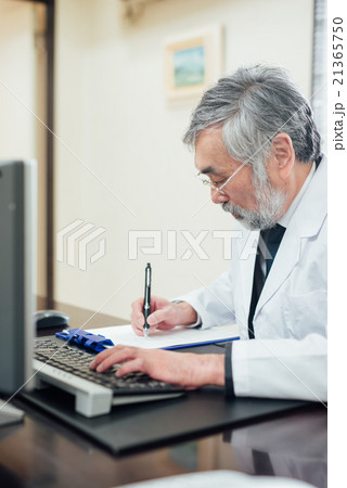 事務作業をする医師 21365750