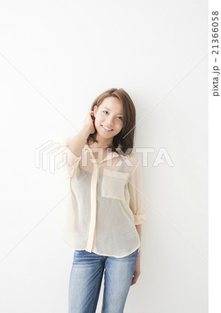 白シャツ 20代女性 白シャツ 20代女性 21366058
