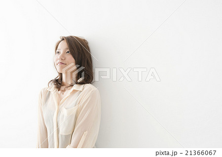白シャツ　20代女性 21366067