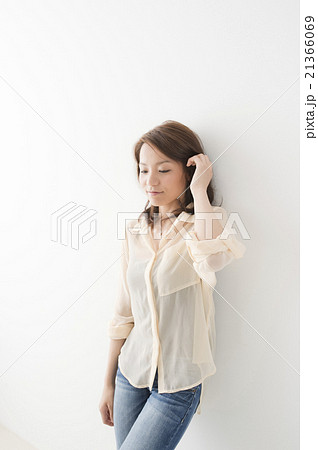 白シャツ 20代女性 白シャツ 20代女性 21366069