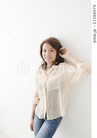 白シャツ 20代女性 白シャツ 20代女性 21366070