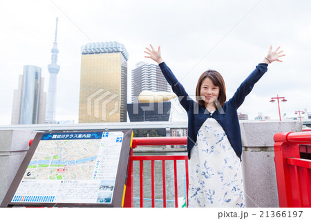 吾妻橋でバンザイする女性　カメラ目線 21366197