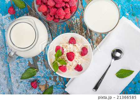 Oat flakes with milk and raspberries for breakfast 21366585