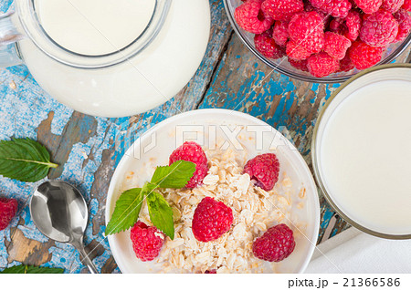 Oat flakes with milk and raspberries 21366586