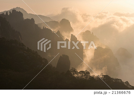 Monkey watch sea cloud ,Mt. Huangshan in Anhui, Ch 21366676