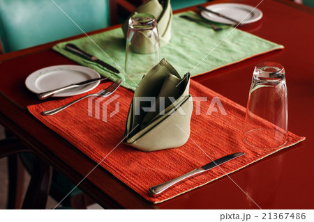 Dining Table Setting 21367486