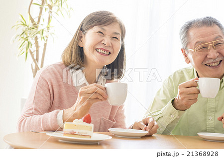 シニア夫婦のコーヒータイム 21368928