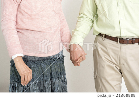手をつなぐシニア夫婦 手をつなぐシニア夫婦 21368989