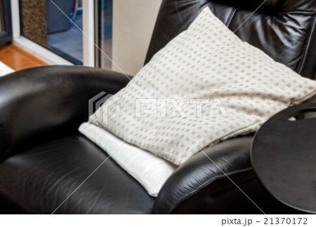 Pillows in black leather comfort chair 21370172