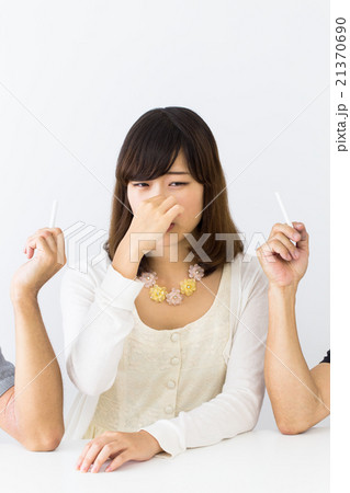 煙草を嫌がる女性 21370690