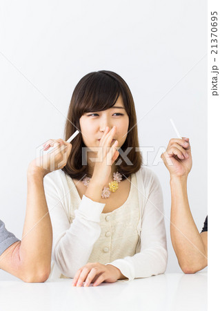 煙草を嫌がる女性 21370695