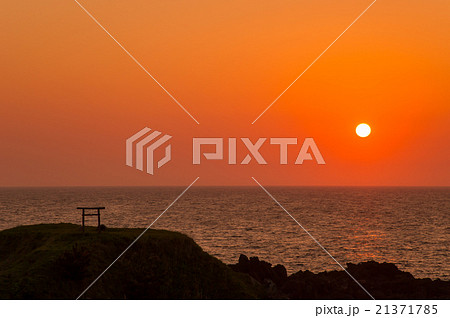 秋田　男鹿半島　入道崎の鳥居と夕陽 21371785