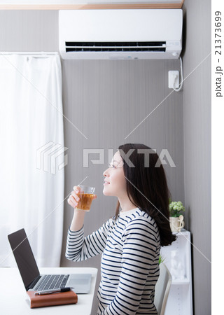 エアコン 女性 麦茶 エアコン 女性 麦茶 21373699