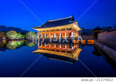 Gyeongbokgung Palace at night in seoul,Korea. Gyeongbokgung Palace at night in seoul,Korea. 21374022