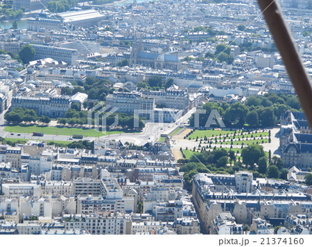 エッフェル塔から見たアンバンリッド：パリ 21374160