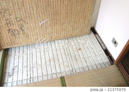 住宅 リフォーム用 施工前データ 現場写真 築40年 マンション 和室 床下状態 昭和 古い汚い 住宅 リフォーム用 施工前データ 現場写真 築40年 マンション 和室 床下状態 昭和 古い汚い 21375070