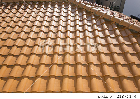 住宅 屋根 建材 瓦 オレンジの写真素材