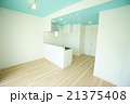 ターコイズブルーな天井の対面式キッチンの部屋 21375408