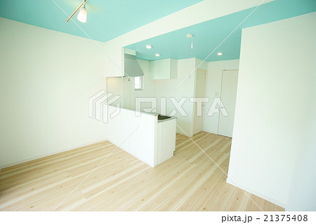 ターコイズブルーな天井の対面式キッチンの部屋の写真素材
