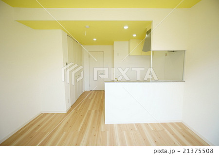 黄色の天井の対面式キッチンの部屋 正面 の写真素材