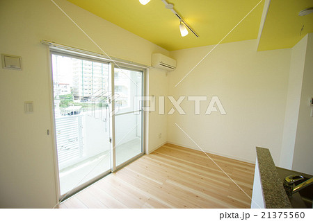 黄色の天井のオシャレな部屋の写真素材