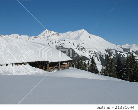 Snow covered Lauenenhorn and hut 21381044