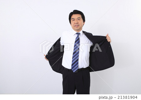 上着を脱ぐビジネスマンの写真素材