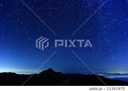 北アルプス・燕岳と北天の夜空 21381970