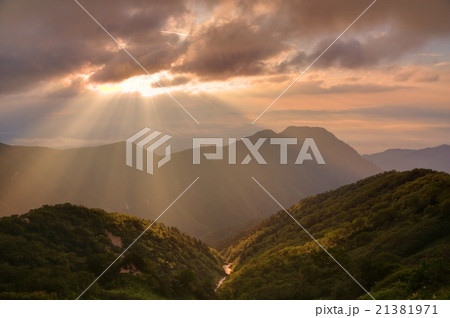 北アルプス・燕岳から朝日差す有明山 21381971